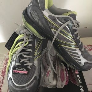 New with tags Skecher shape ups size 9
